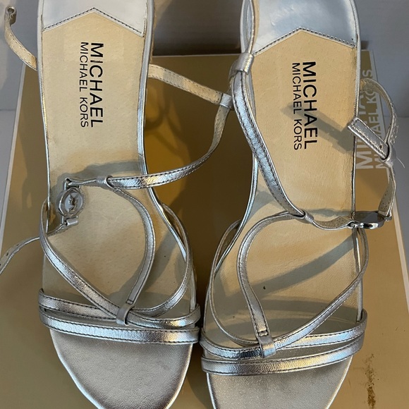 Michael Kors Women's Kami T Strap wedge silver sandals size 10 NIB - Picture 2 of 7